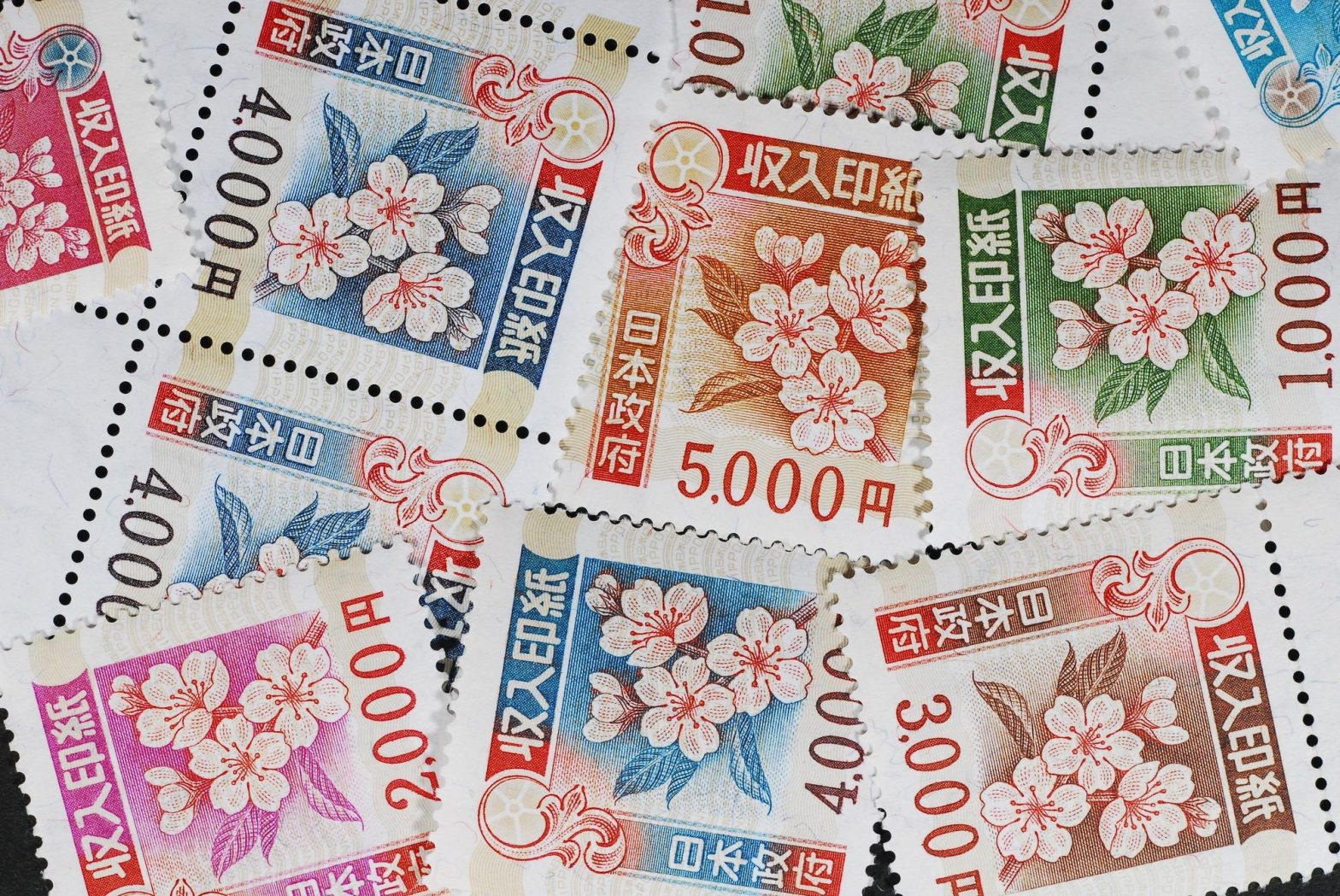  領収書に収入印紙を貼るのはいくらから？印紙税の金額や貼り方まで紹介！ 